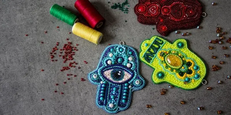 hamsa hand with eye in the middle